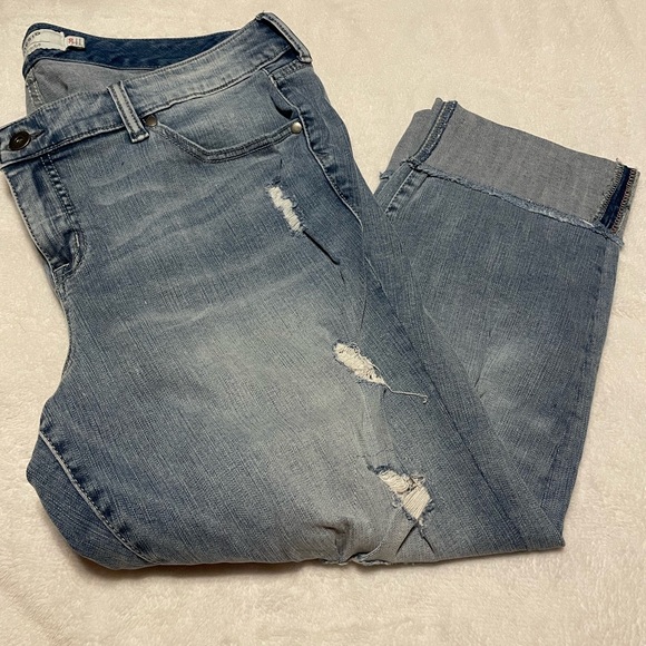 Torrid Cropped Jeans - Picture 10 of 10